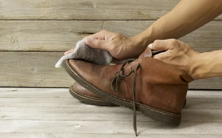 Cómo Limpiar Zapatos de Cuero Liso